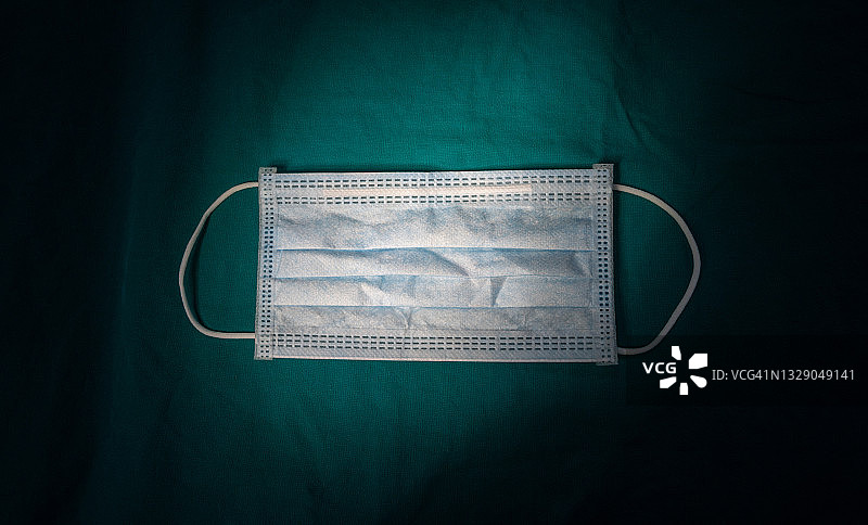 桌子上的一次性口罩俯视图图片素材