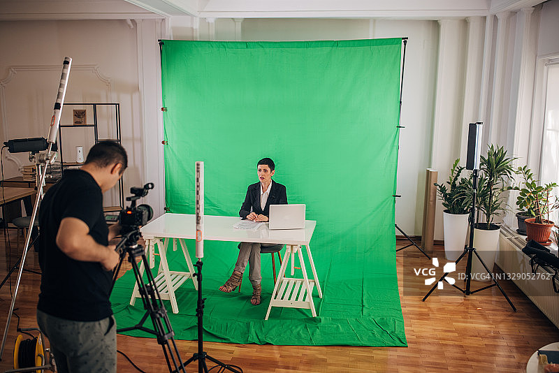 在演播室播报新闻的女主播图片素材