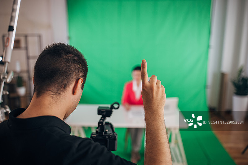 在演播室播报新闻的女主播图片素材