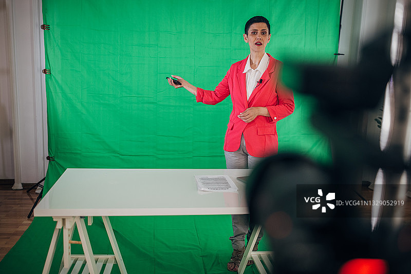 天气预报女主持人图片素材