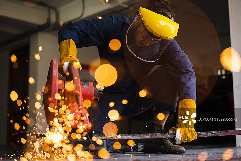 金属工匠在锻造车间打磨铜器的手图片素材