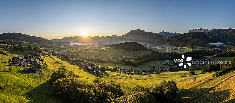 山中的日出图片素材