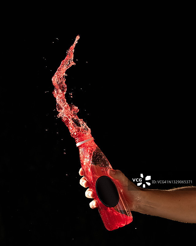 瓶装饮料飞溅效果图片素材