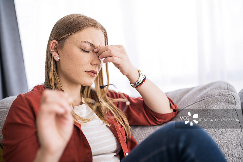 头痛的年轻女人图片素材
