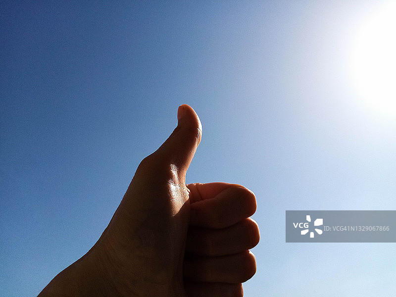 伸出大拇指图片素材