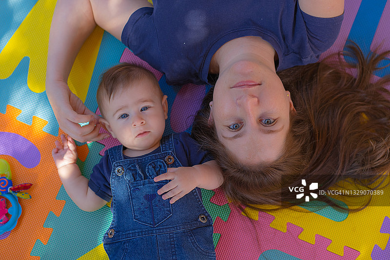 母子合影，有趣又色彩鲜艳，看着镜头图片素材