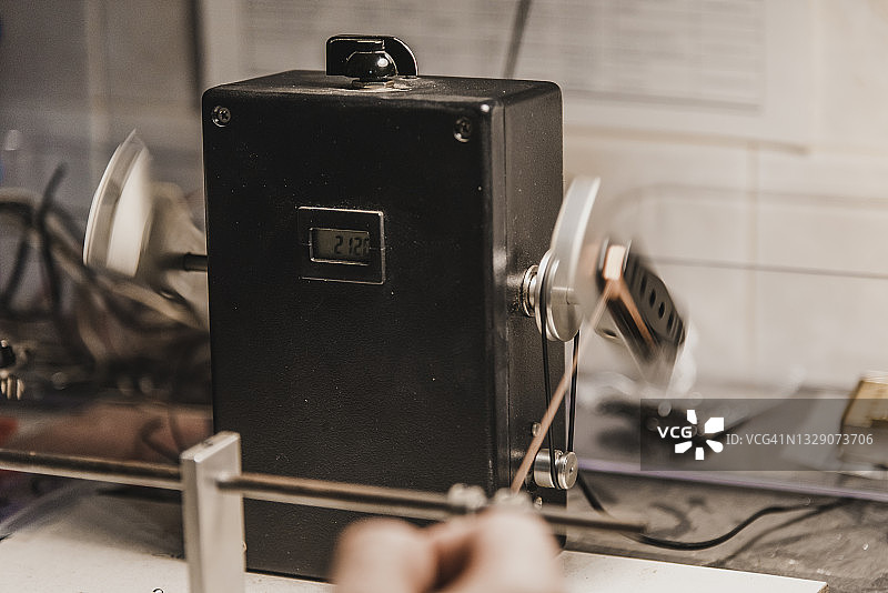 制琴师用绕线机缠绕吉他拾音器铜线图片素材