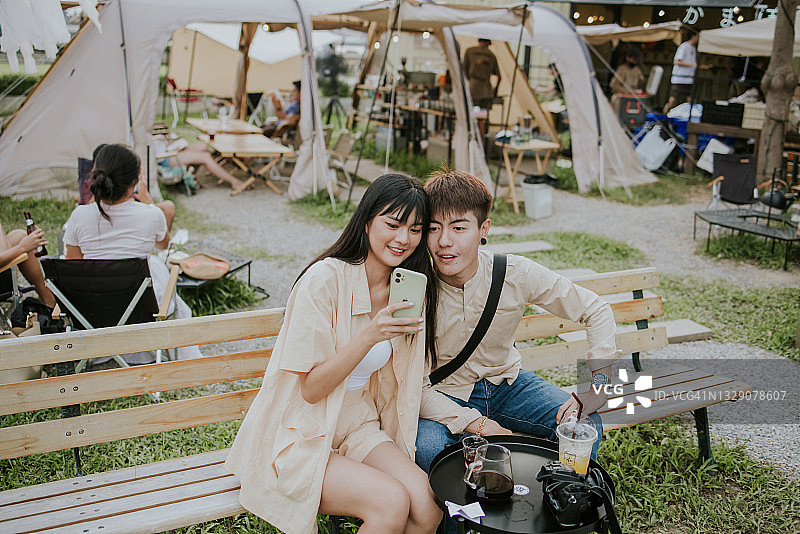 Z世代亚洲情侣户外咖啡厅约会图片素材