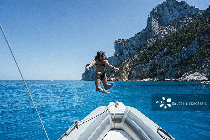 女人从 Zodiac 艇跳入地中海图片素材