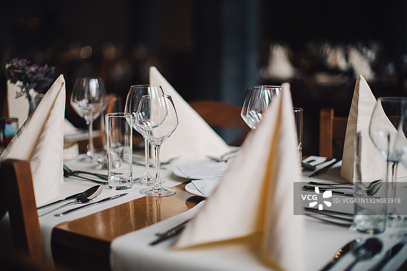 舒适餐厅里时尚的餐桌布置图片素材