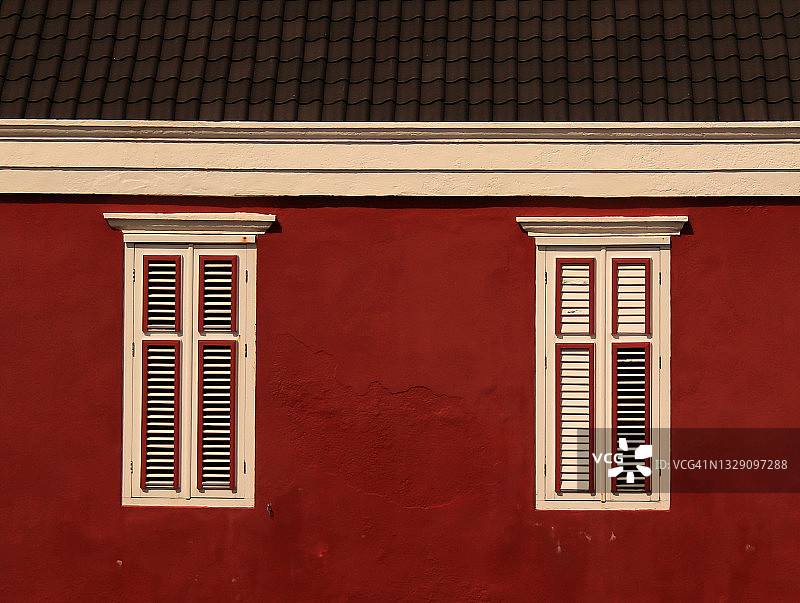 红色外墙上的百叶窗矩形窗户图片素材