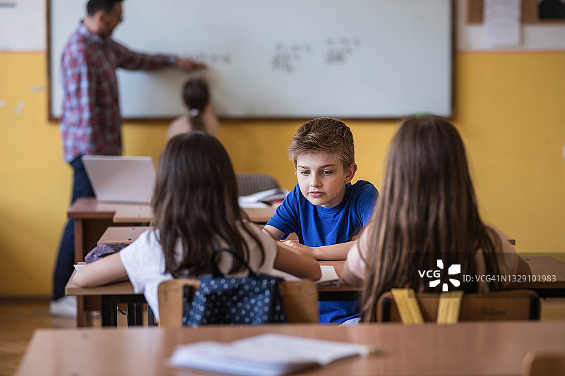 男学生转身和朋友说话图片素材