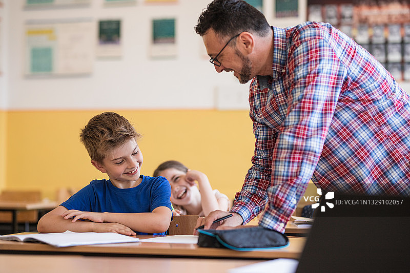学生和老师在教室里开怀大笑图片素材