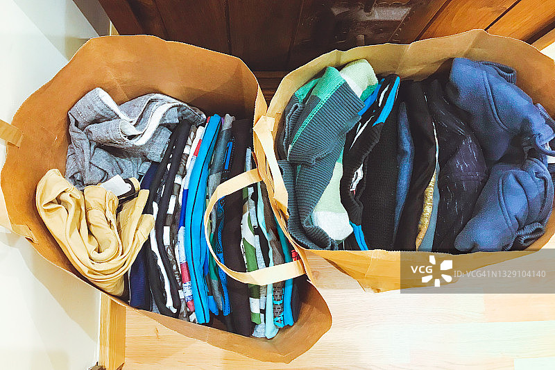 装满待回收衣服的牛皮纸袋图片素材