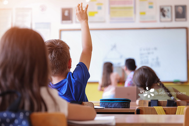 课堂上举手的小孩图片素材