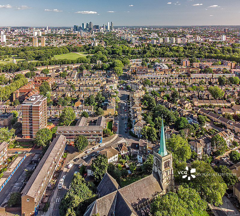 哈克尼和劳里斯顿路的耶路撒冷圣约翰教堂，东南眺望维多利亚公园和金丝雀码头图片素材