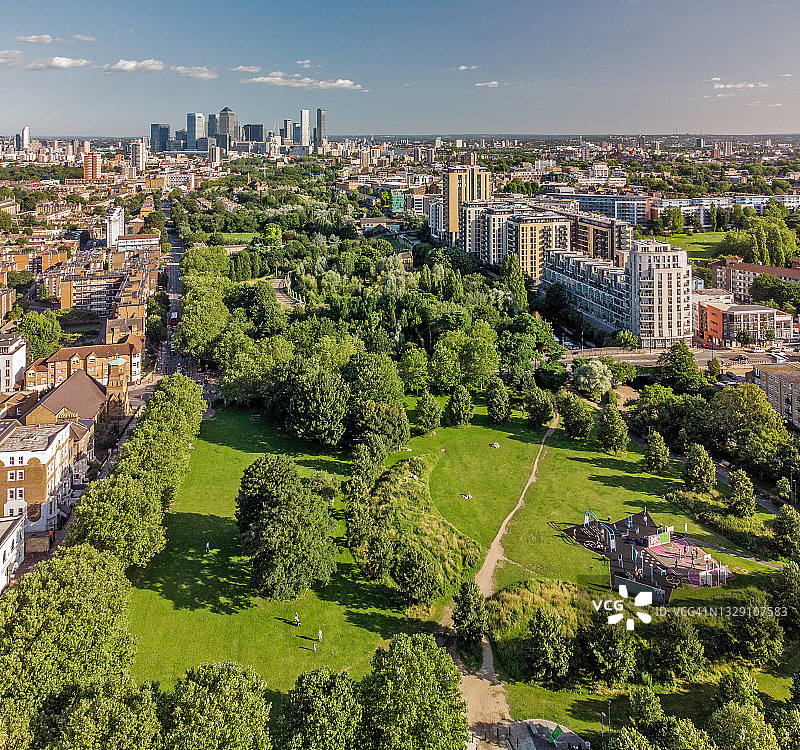 伦敦麦尔安德公园及金丝雀码头东南方向的城市天际线图片素材