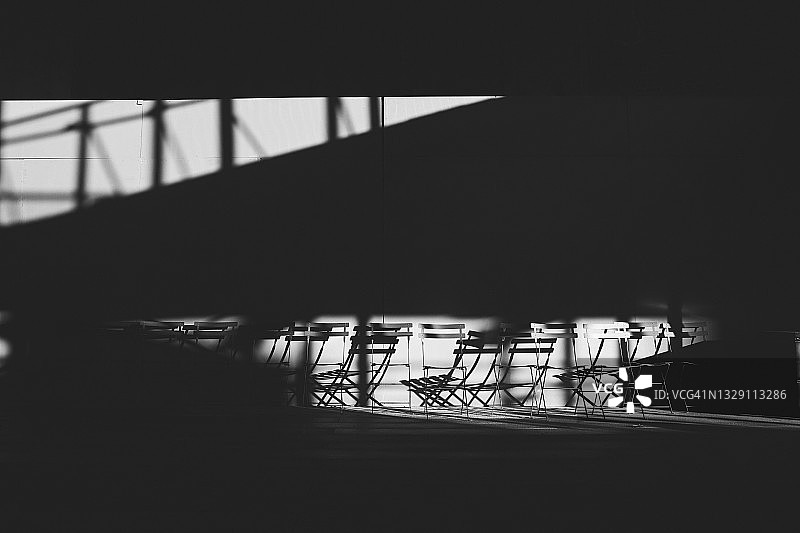 黑白椅子阴影抽象摄影图片素材