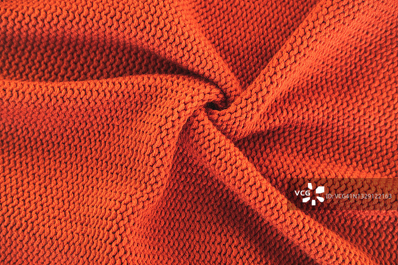 红色针织毛衣漩涡图案纹理，平铺风格特写图片素材