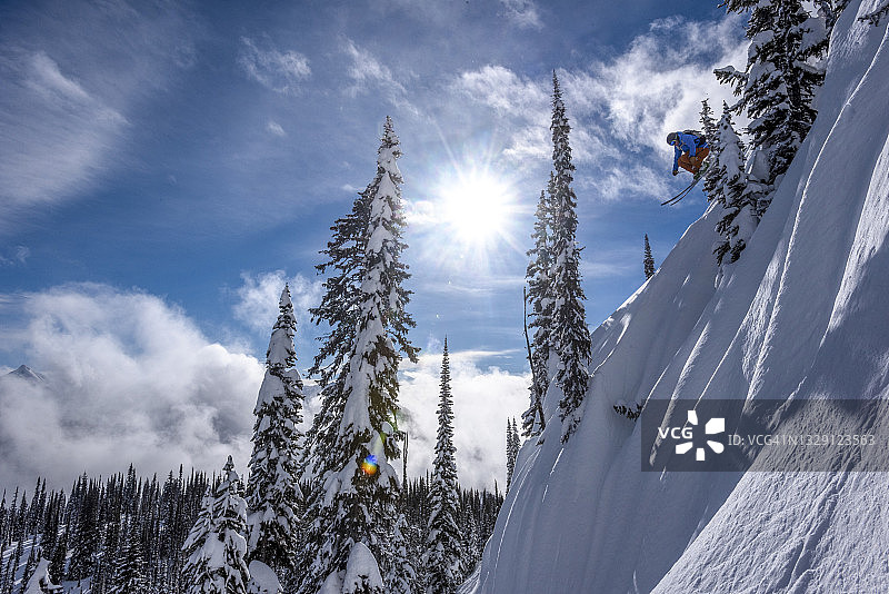 越野滑雪者跳跃的景色图片素材