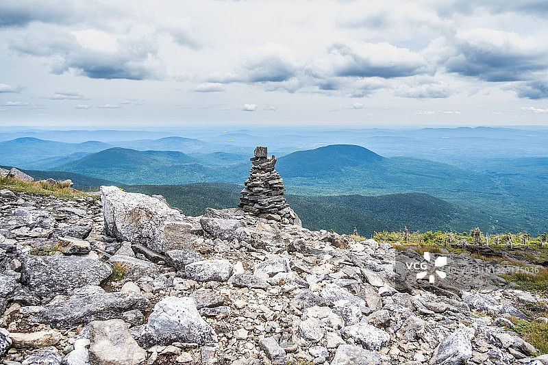 徒步旅行的女人图片素材