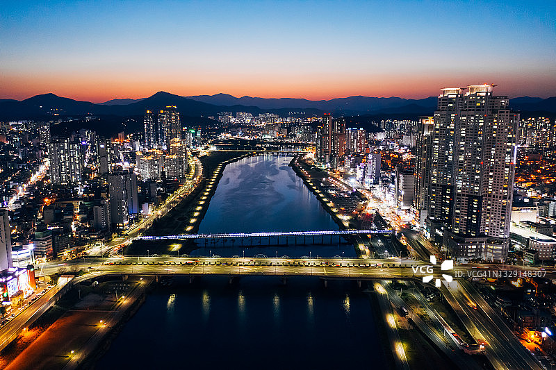 夜晚太和江的鸟瞰图图片素材