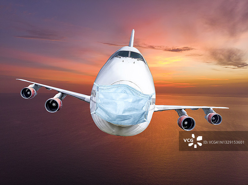 航拍：疫情期间飞机飞越海洋图片素材