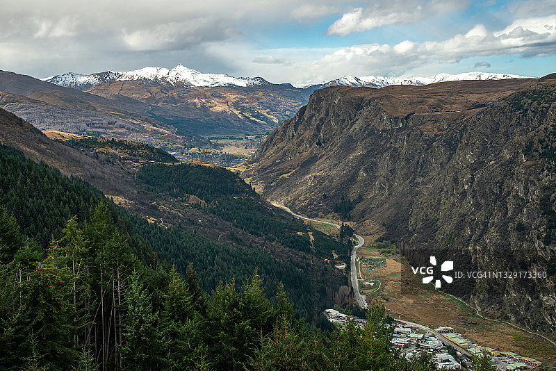 从鲍勃峰顶俯瞰皇后镇皇冠峰的壮丽山景图片素材