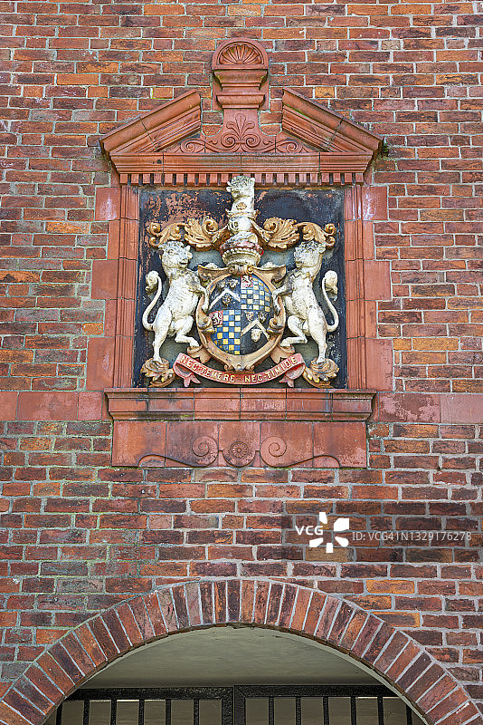 英格兰斯托克波特Bridge Street建筑上的旧徽章图片素材