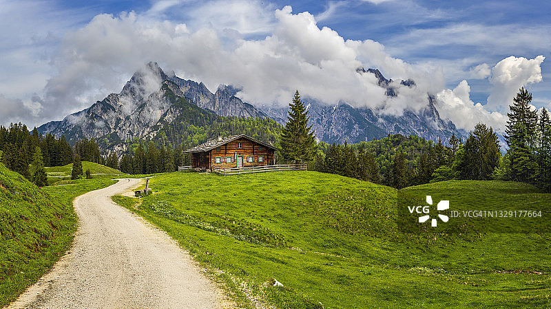 田园风光：阿尔卑斯山的春日小木屋和草地图片素材