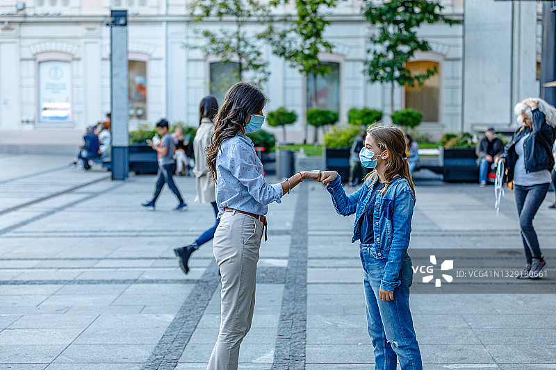 疫情期间母女用胳膊肘代替握手问候图片素材