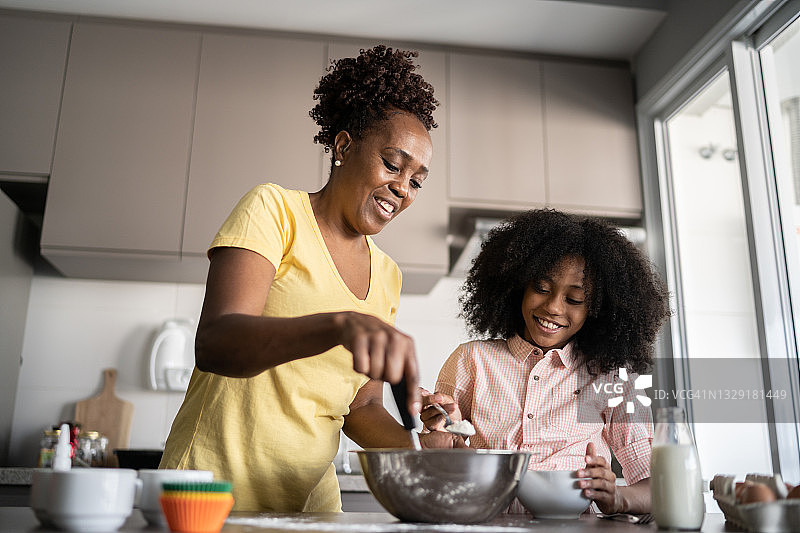 母亲和女儿在家一起做饭图片素材
