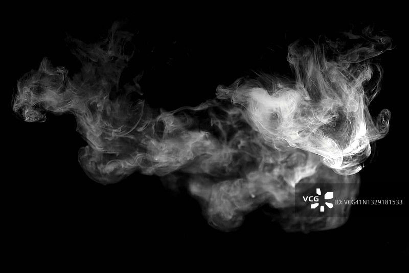 黑色背景上白色的独立烟雾图片素材