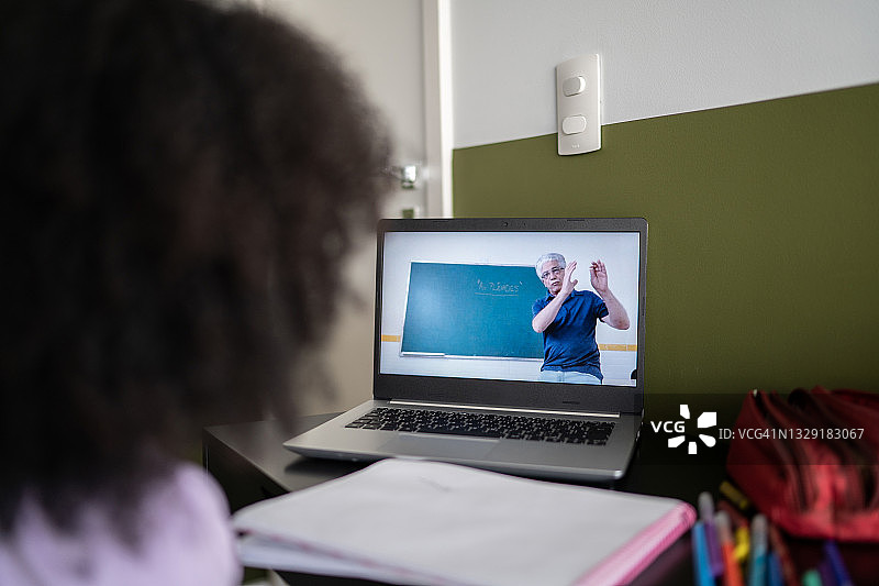 女孩在家用笔记本电脑上网课图片素材