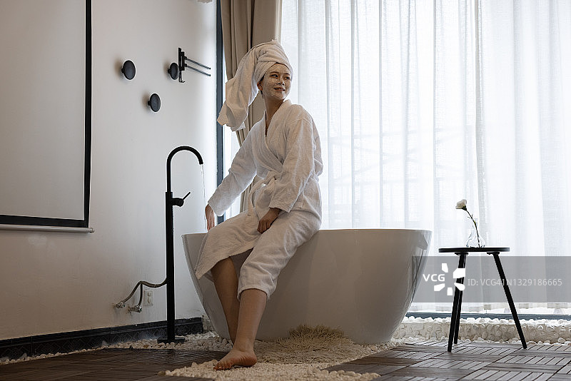 准备洗澡的女人图片素材