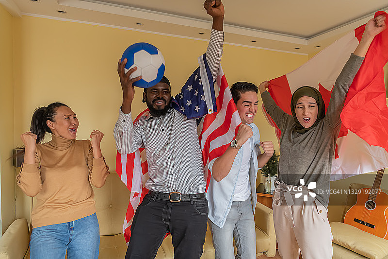 一群来自美国和加拿大的好友一起看足球比赛图片素材
