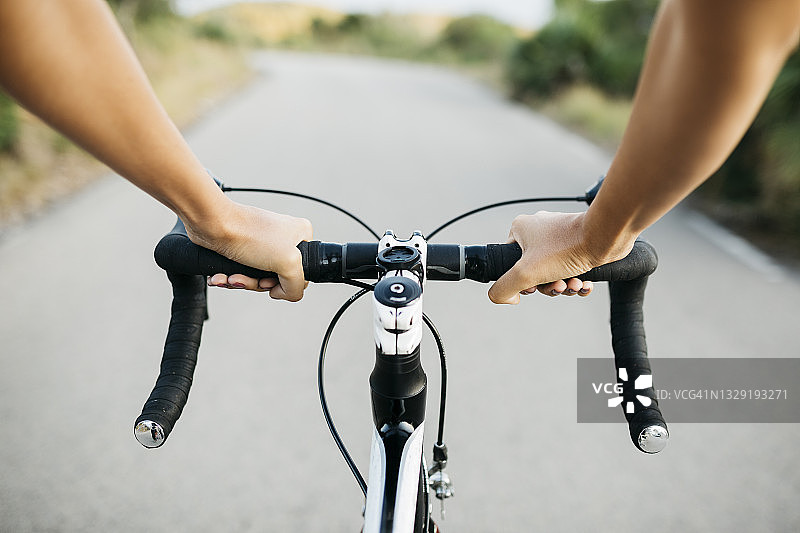 女人放在自行车车把上的手图片素材
