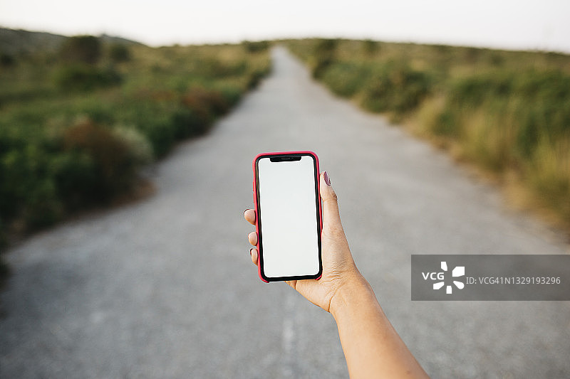 手持智能手机公路背景图片素材