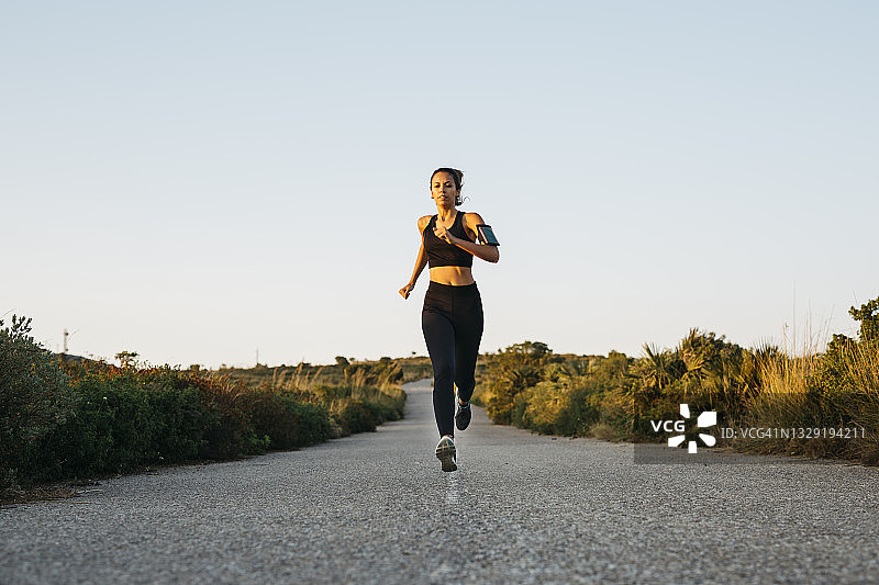 在道路上奔跑的女人图片素材