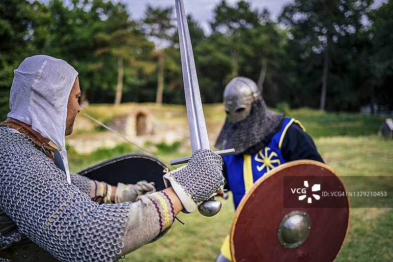 两名骑士在战场上战斗图片素材