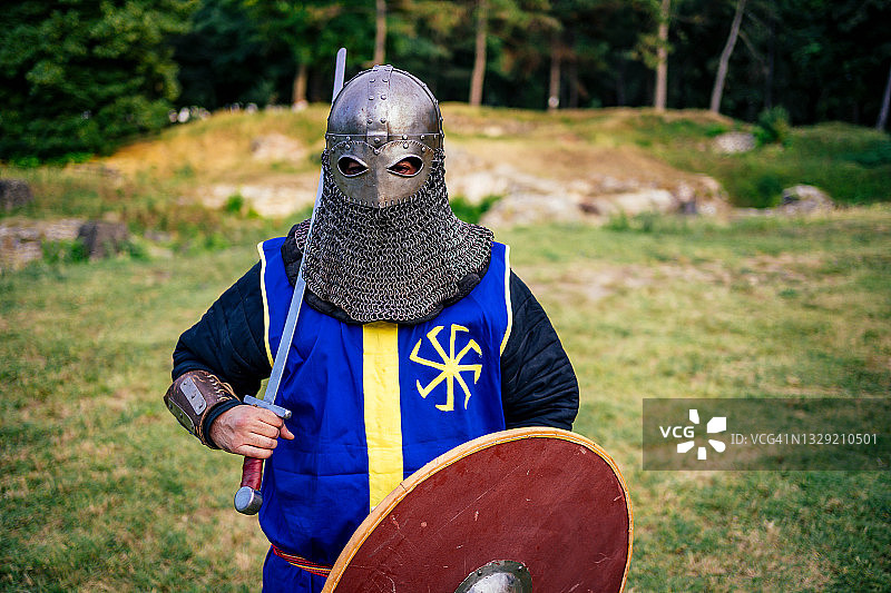 戴锁子甲头饰的中世纪战士图片素材