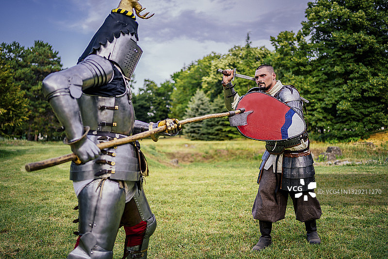 两名骑士在战场上战斗图片素材