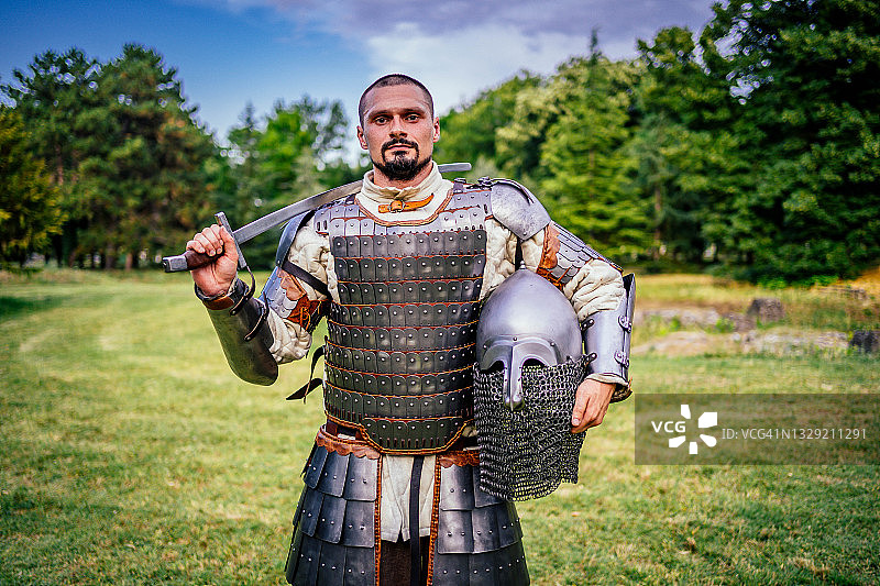 身穿盔甲，手持剑的中世纪骑士图片素材