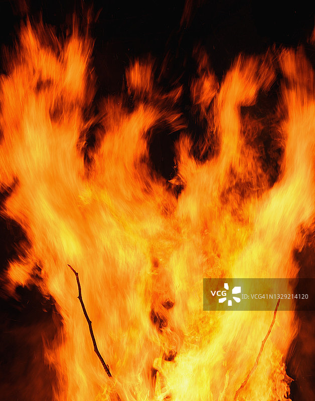 黑色背景下的高速烟花火花图片素材