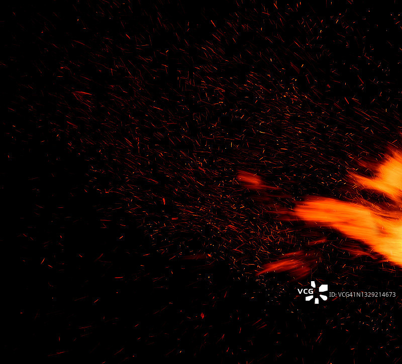 黑色背景下的高速烟花火花图片素材