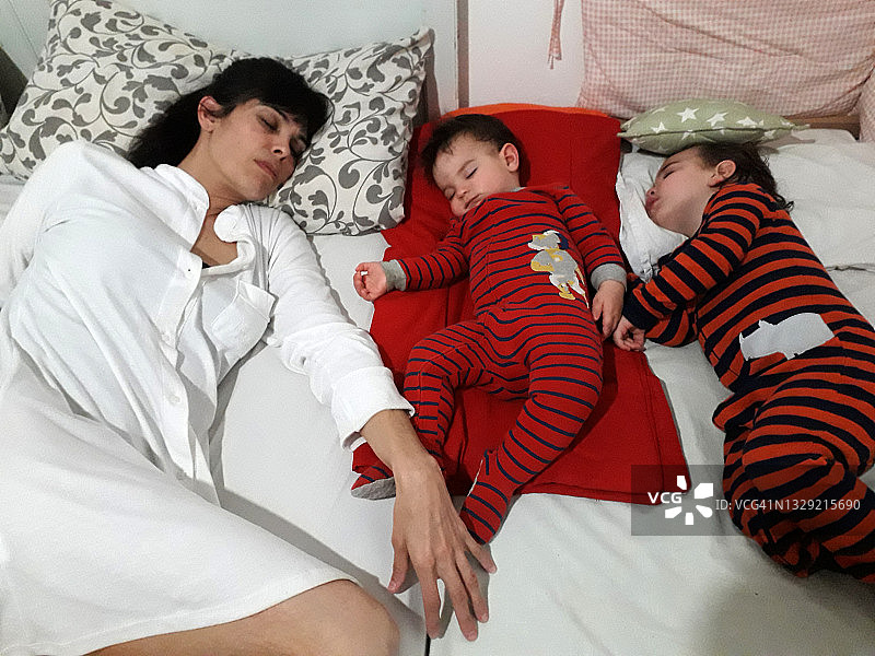 母亲和孩子在床上图片素材