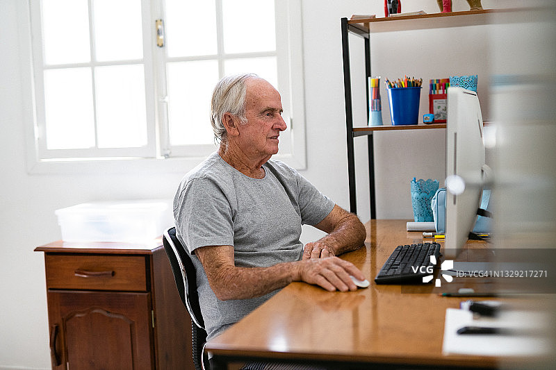 在家使用电脑的老年男人图片素材