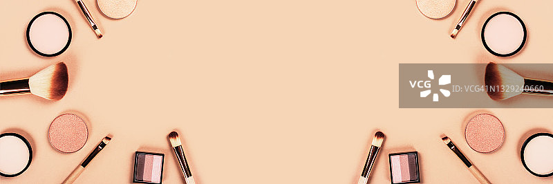 米色、棕色背景上的不同化妆品配件组合。护肤化妆品、眼影、腮红、粉饼、化妆刷。留白。美妆banner图片素材