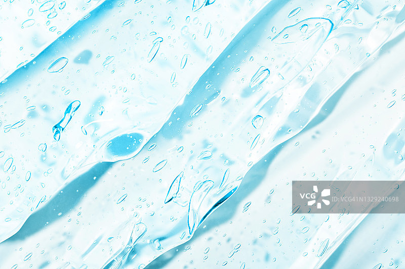 透明蓝色液体保湿精华，含玻尿酸和抗菌气泡，用于面部化妆和皮肤护理的美容产品图片素材