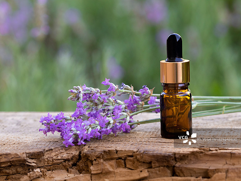 薰衣草精油与乡村木桌上的美容组合图片素材